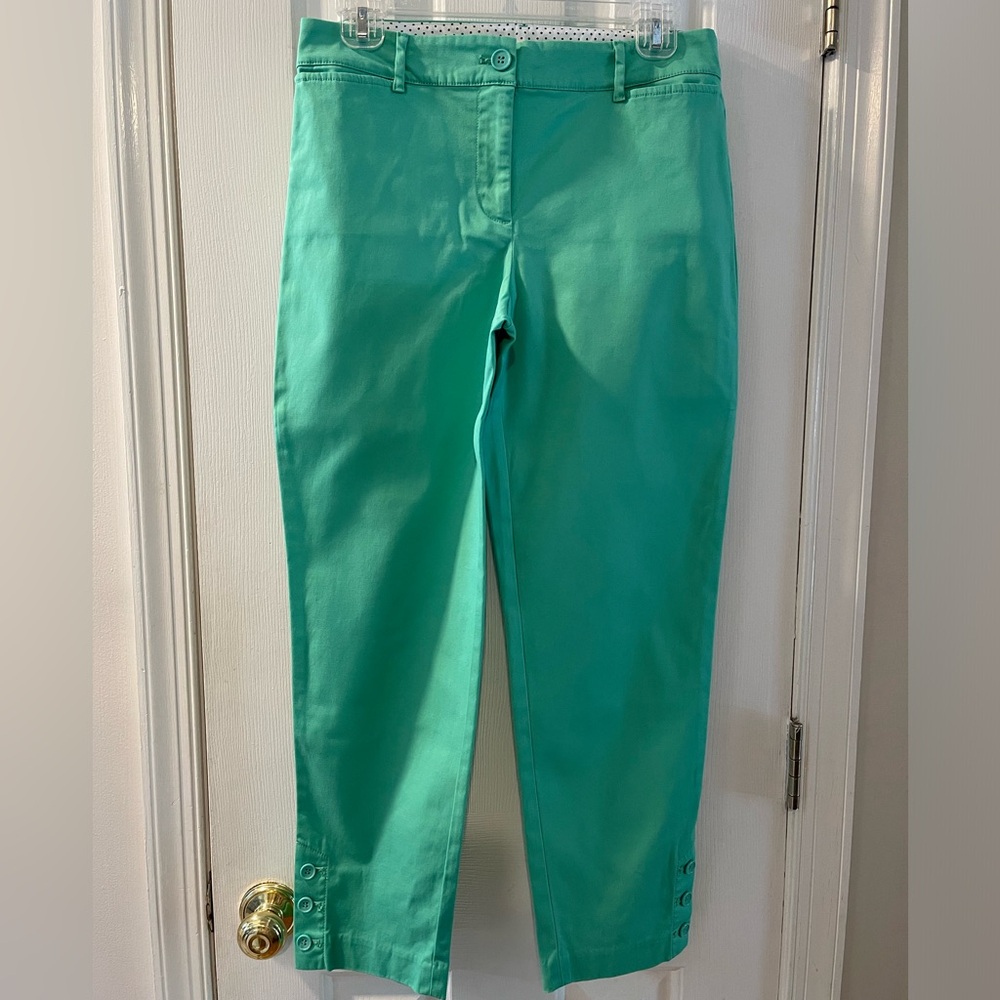 Ladies Talbots Size 2 Perfect Crop in Green. Like New Condition